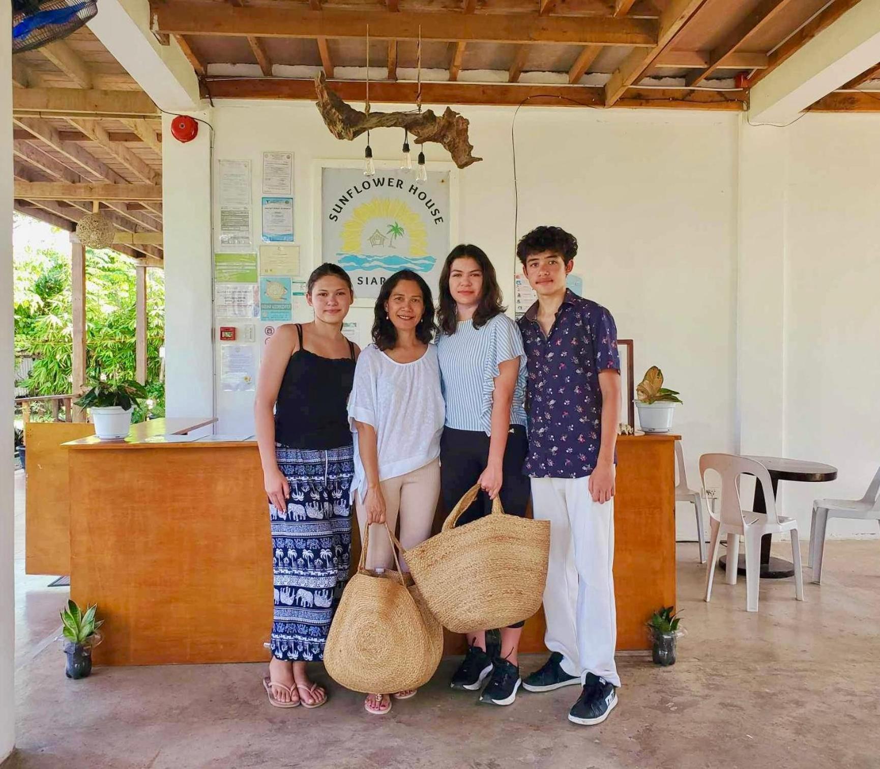 Siargao Sunflower Suites جنرال لونا المظهر الخارجي الصورة